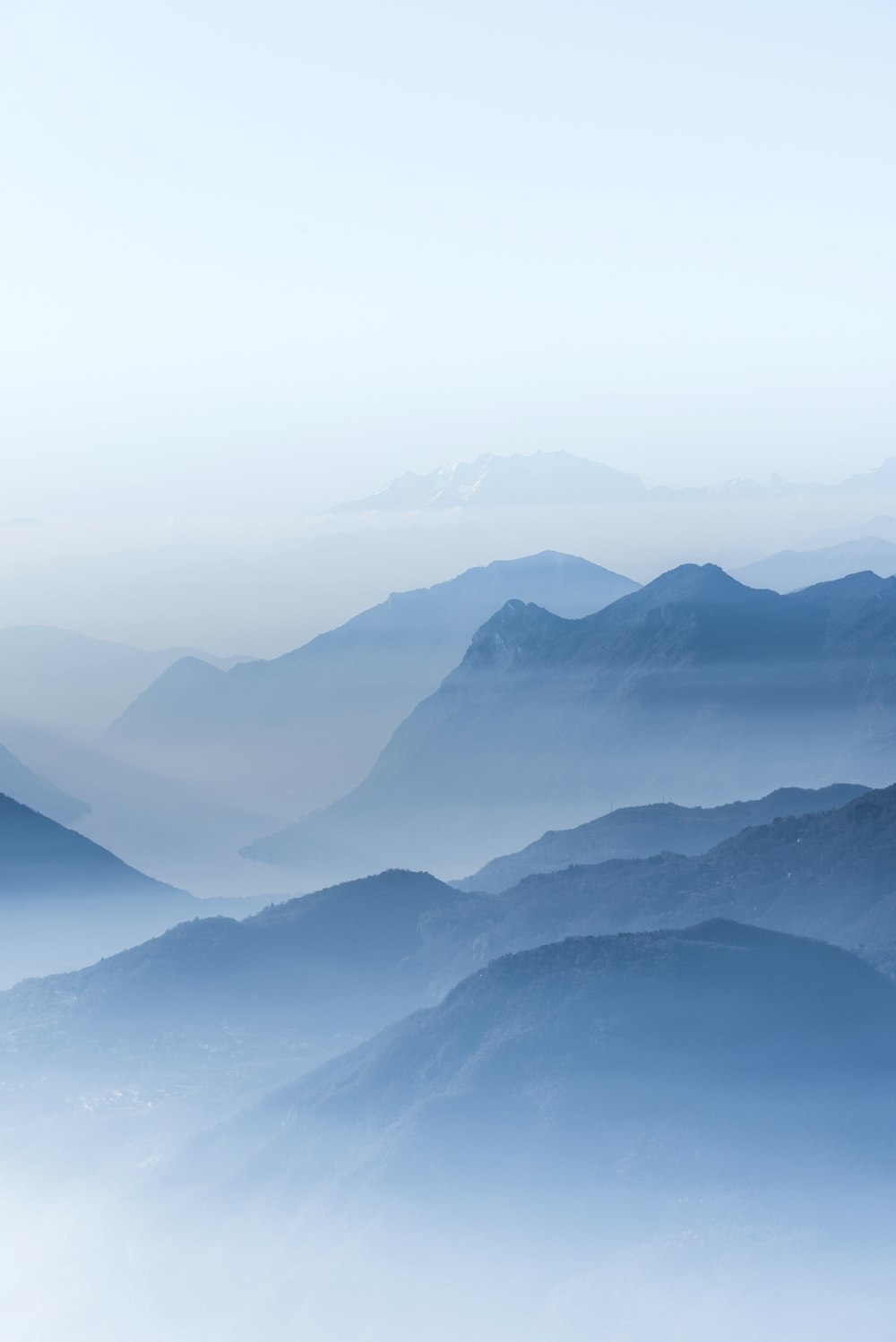 colline coperte di nebbie