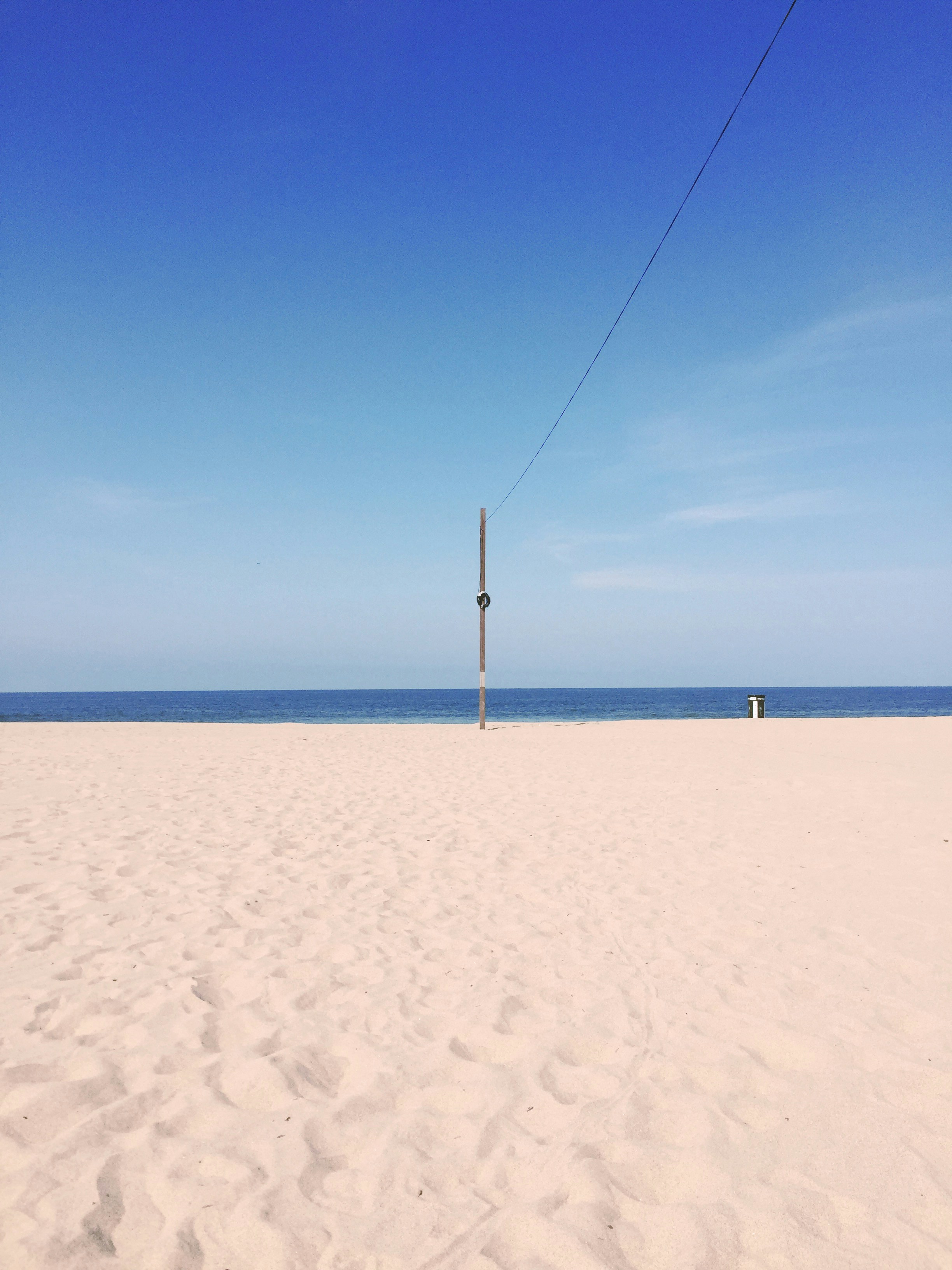 昼間の海岸の灰色のポール