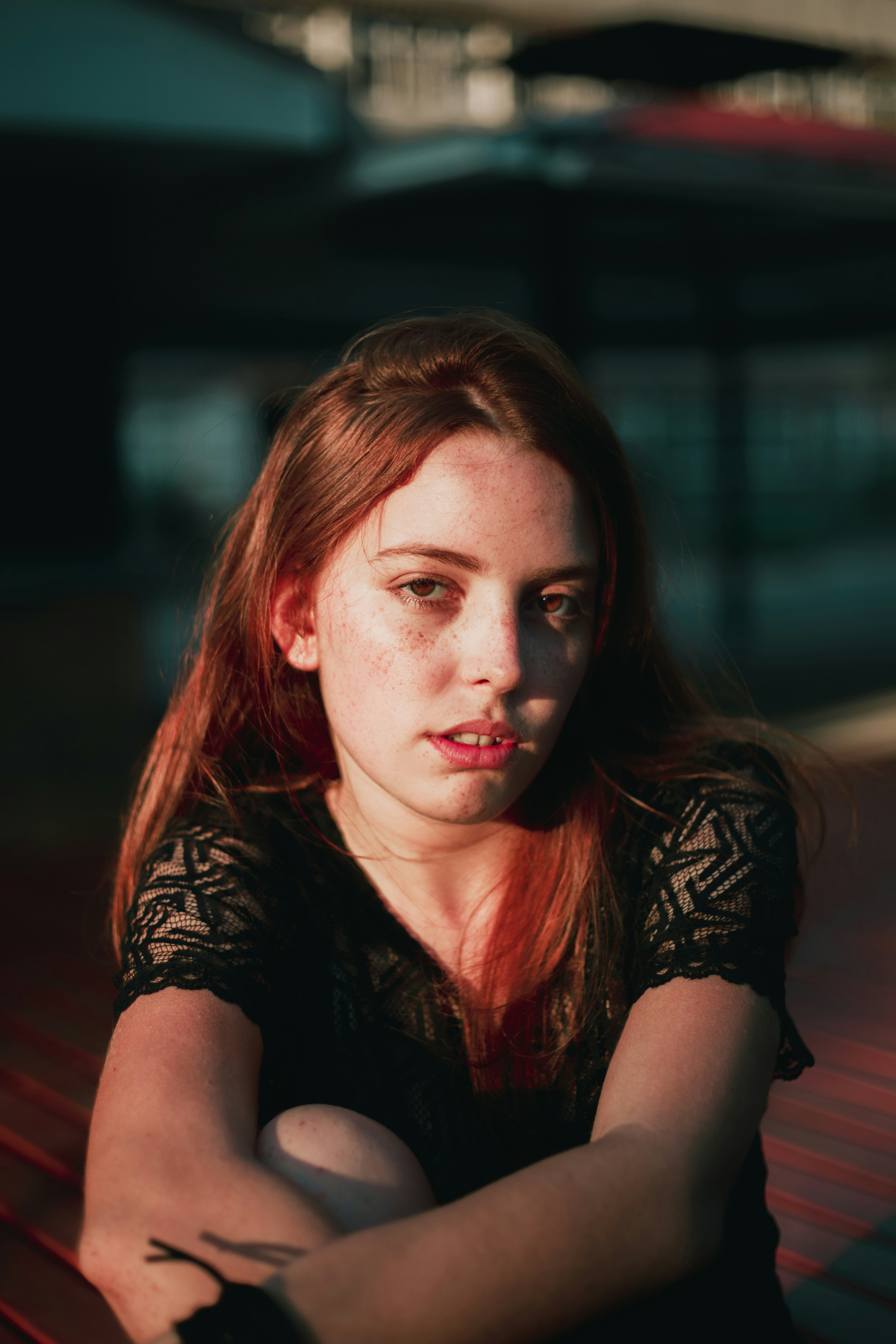 右膝を抱いて座っている女性のセレクティブ フォーカス写真