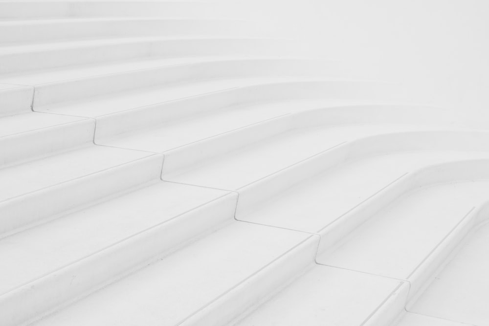 Photographie d’architecture d’escalier blanc