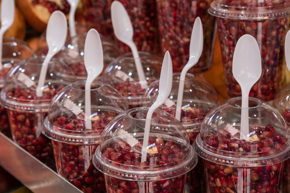 fruta en vaso de plástico