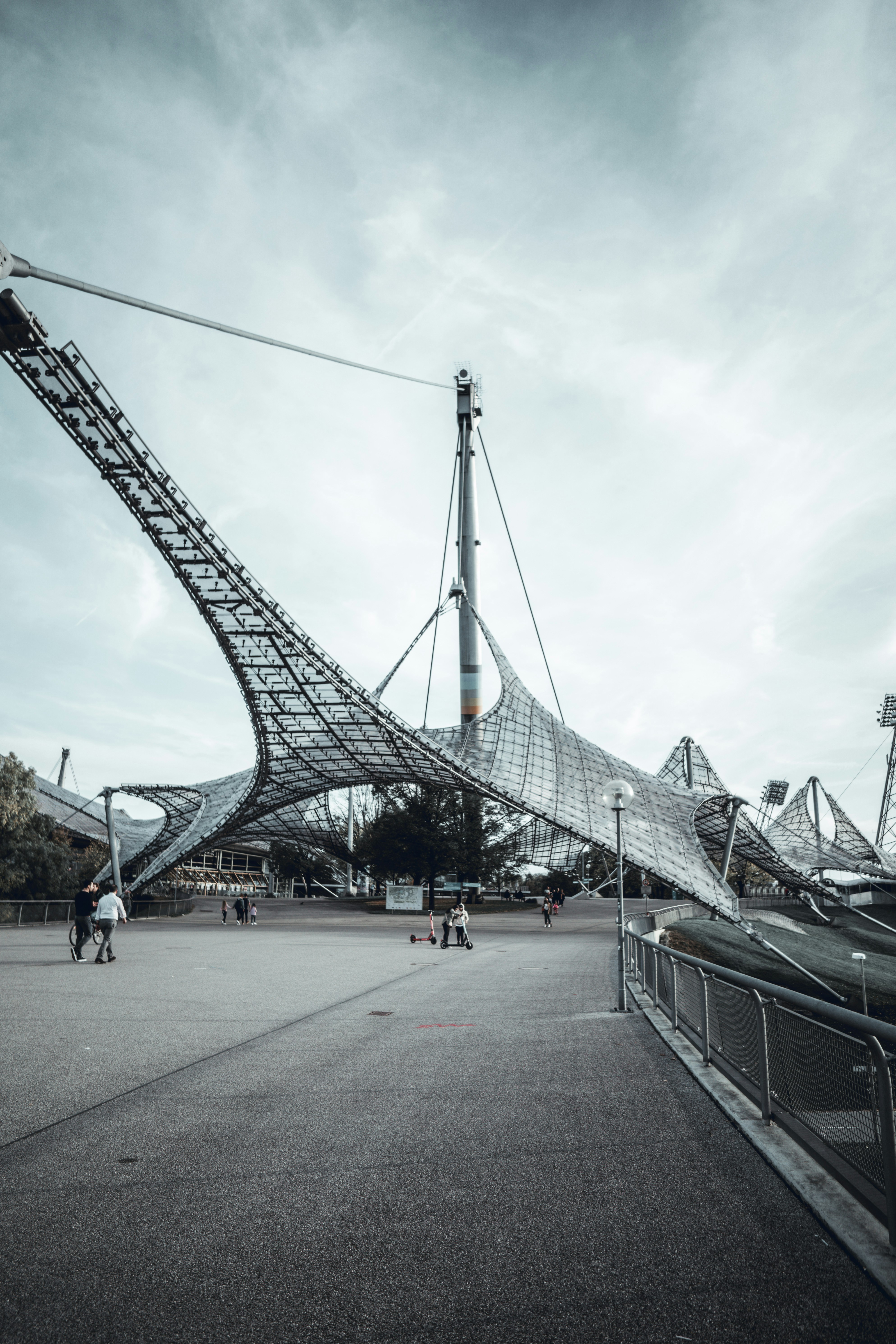 Menschen, die neben einer Metallkonstruktion gehen