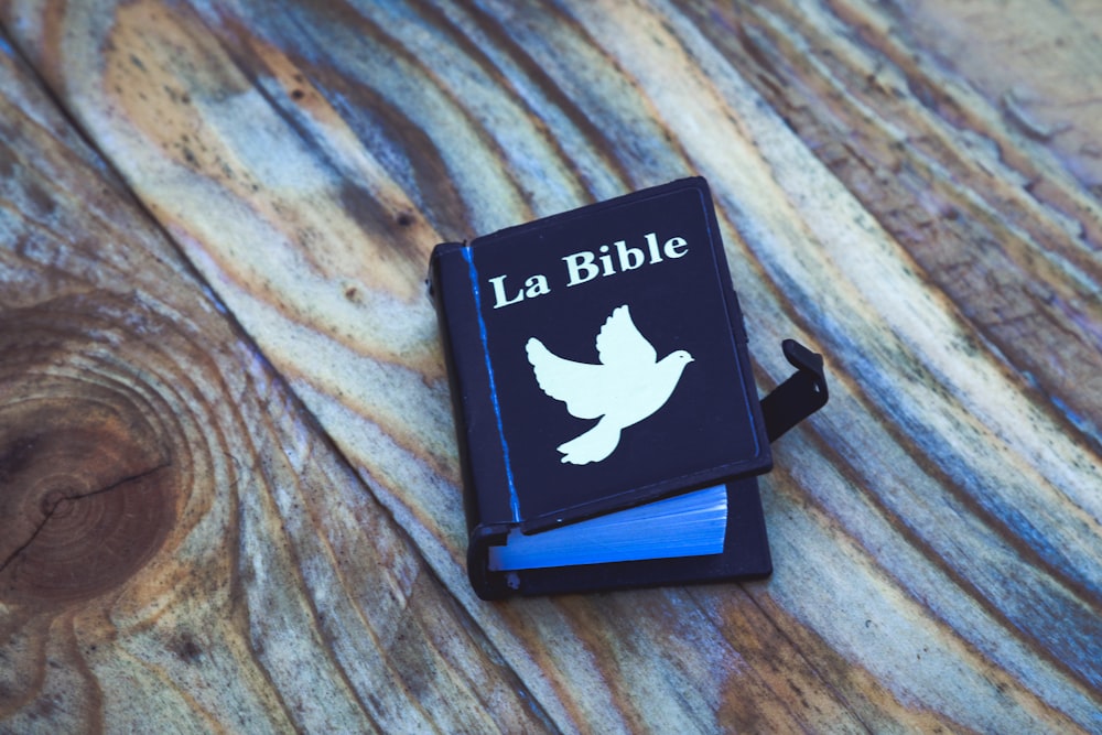 La Bible on brown surface