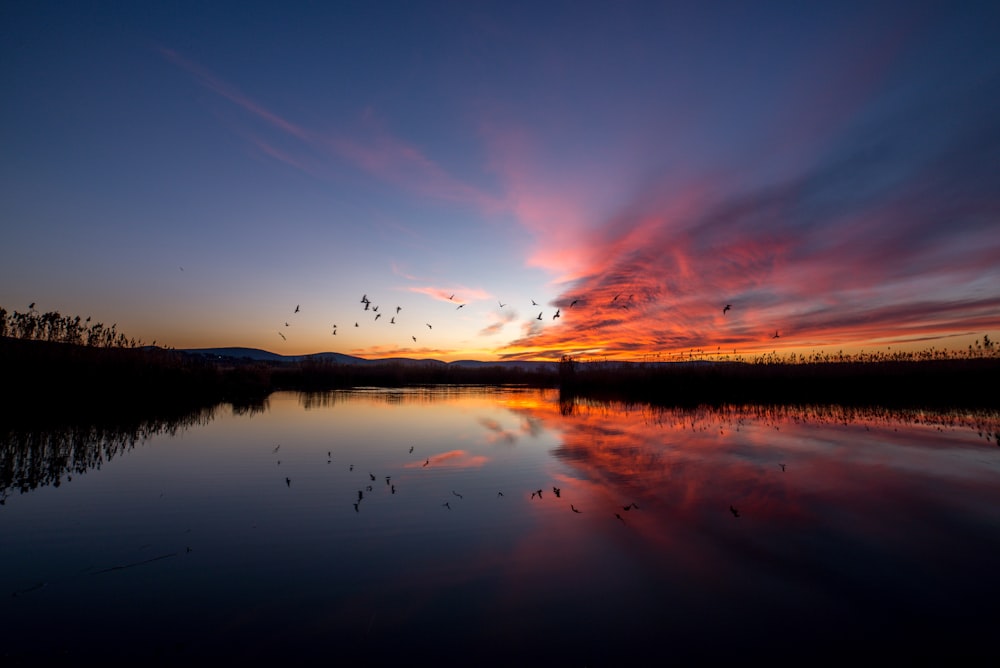 Gewässer unter bewölktem Himmel