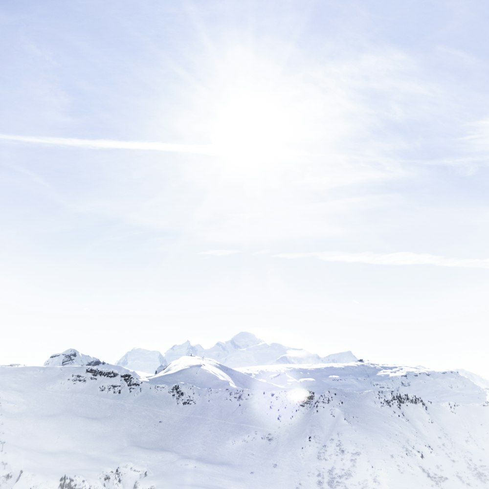 Montañas blancas nevadas