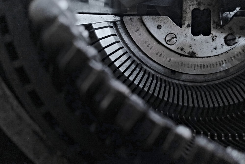 Photographie en niveaux de gris de la machine à écrire