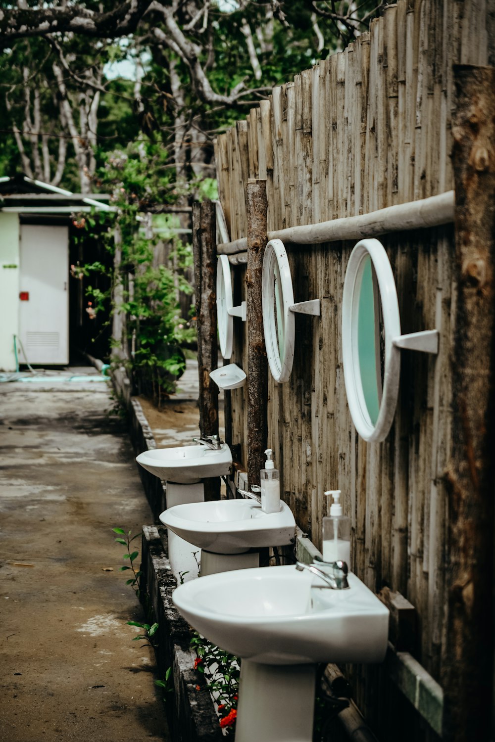 white ceramic sinks