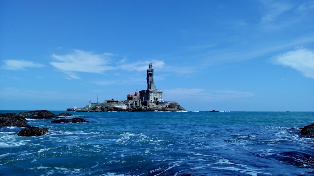 海の近くにある建物