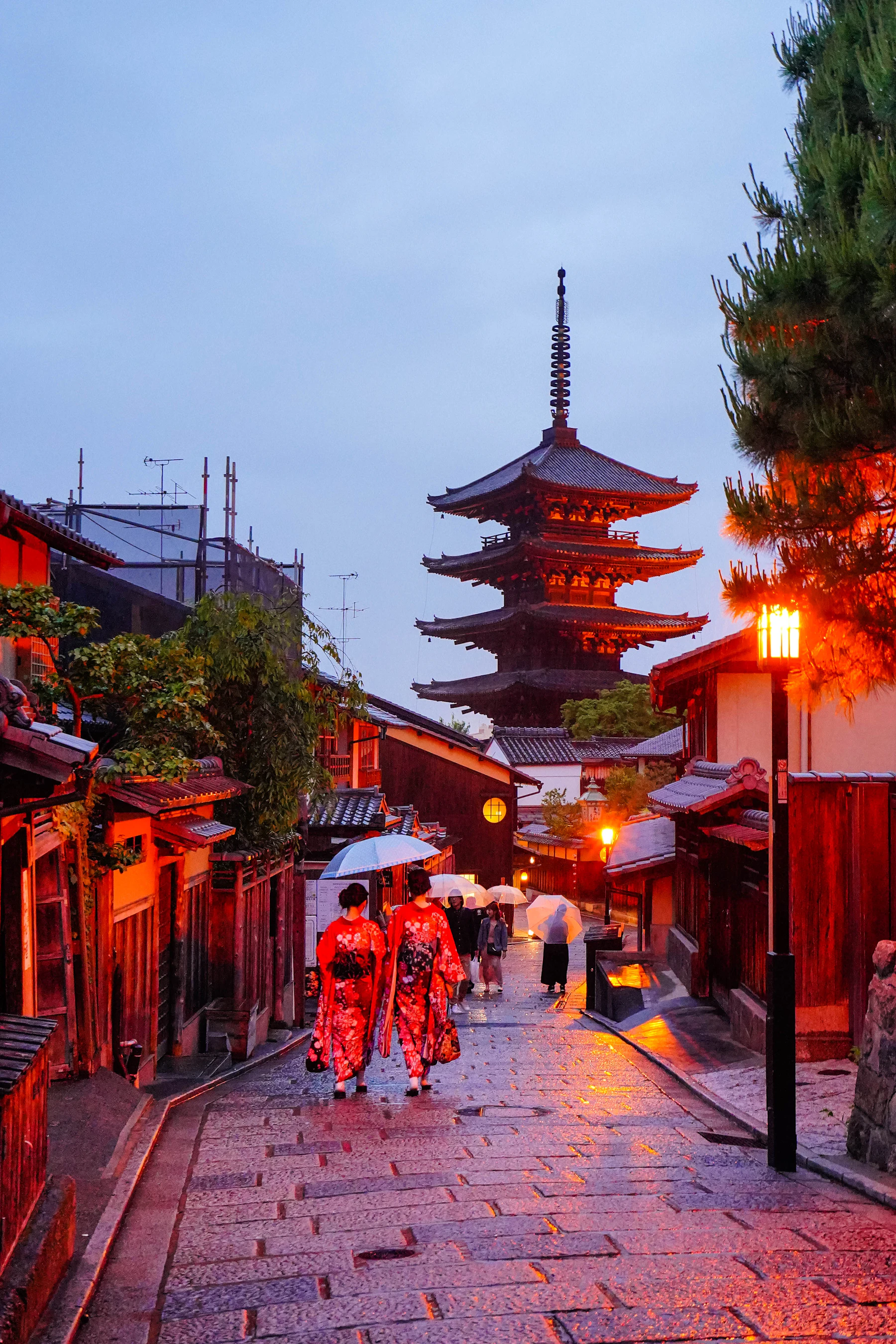 Yasaka-Pagode und historische Gassen in Higashiyama bei Abendlicht