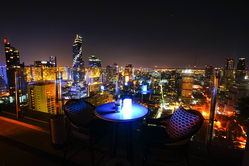 balcon donnant sur une ville une nuit