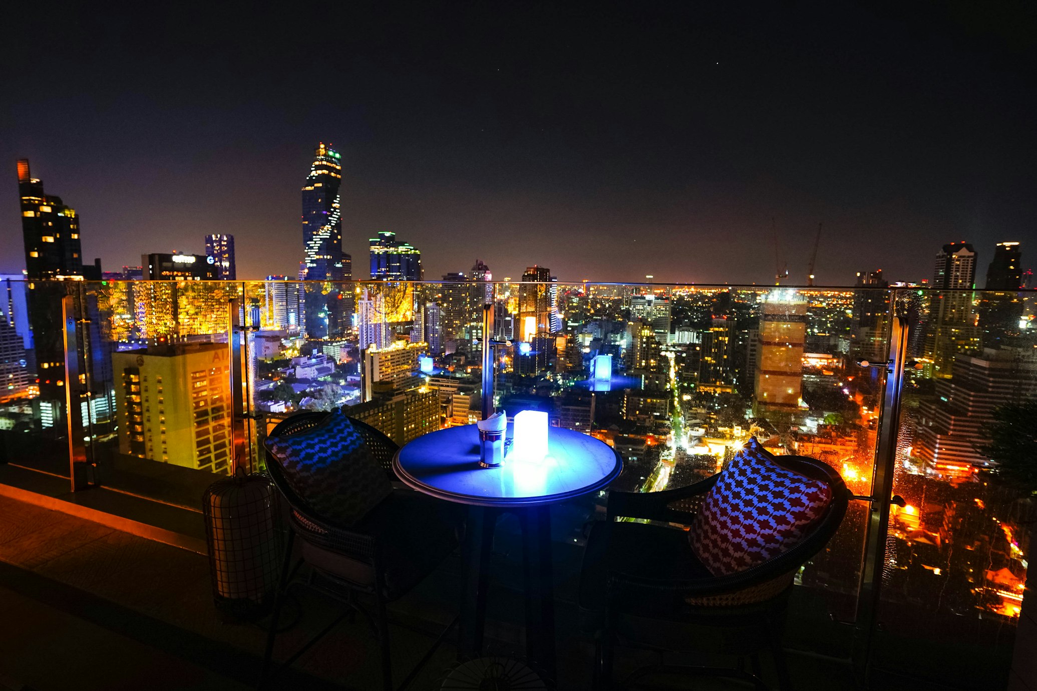 Tavolino sul rooftop di un hotel a Sukhumvit