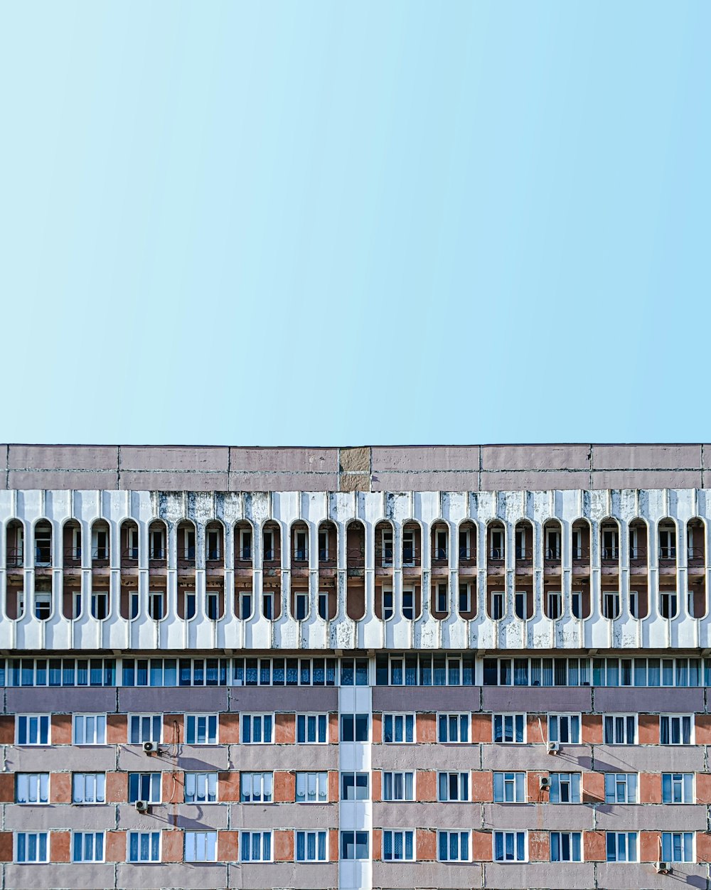 Edificio marrón y blanco