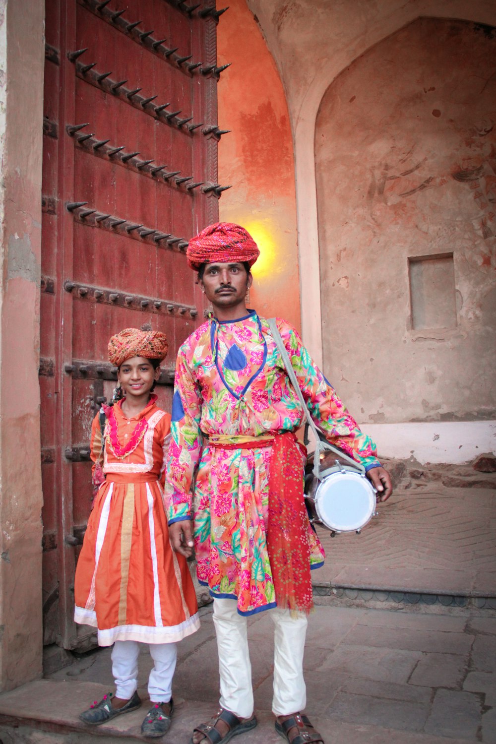 전통 의상을 입은 남자와 소녀