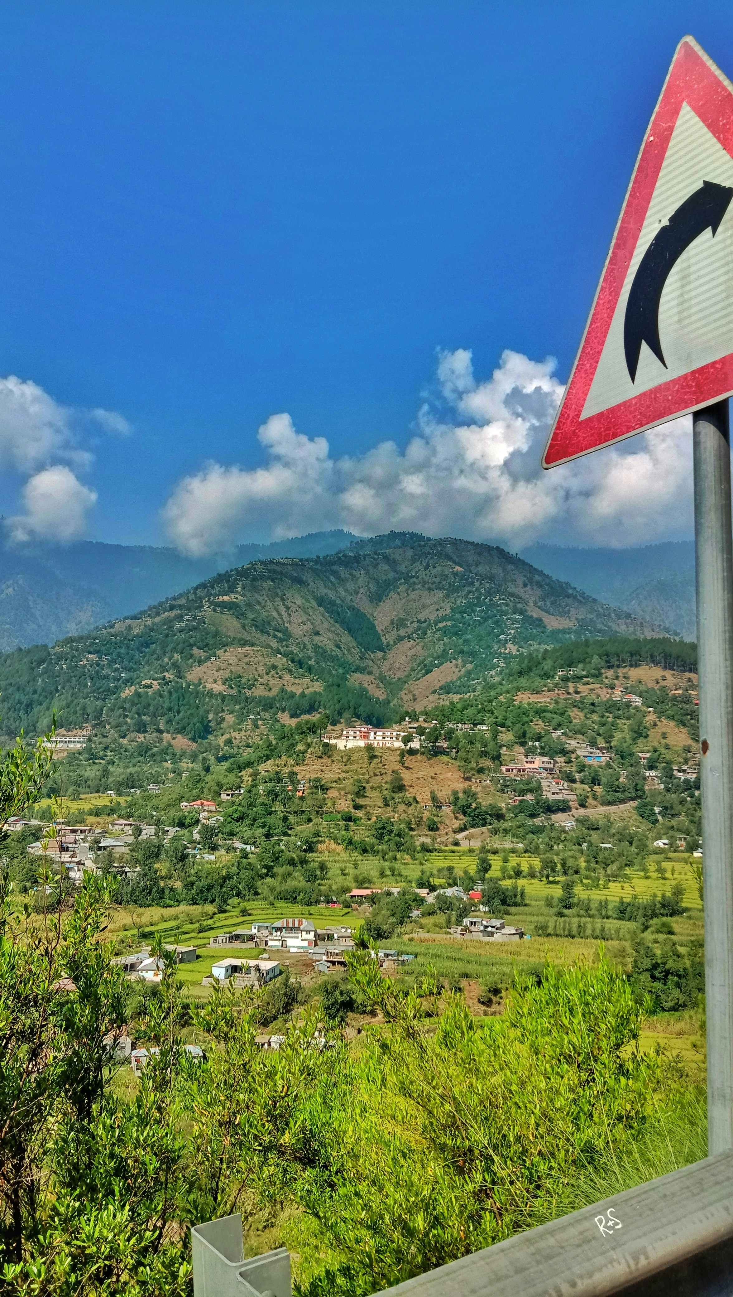 緑の山と右折の道路標識の写真 Unsplashで見つける自然の無料写真