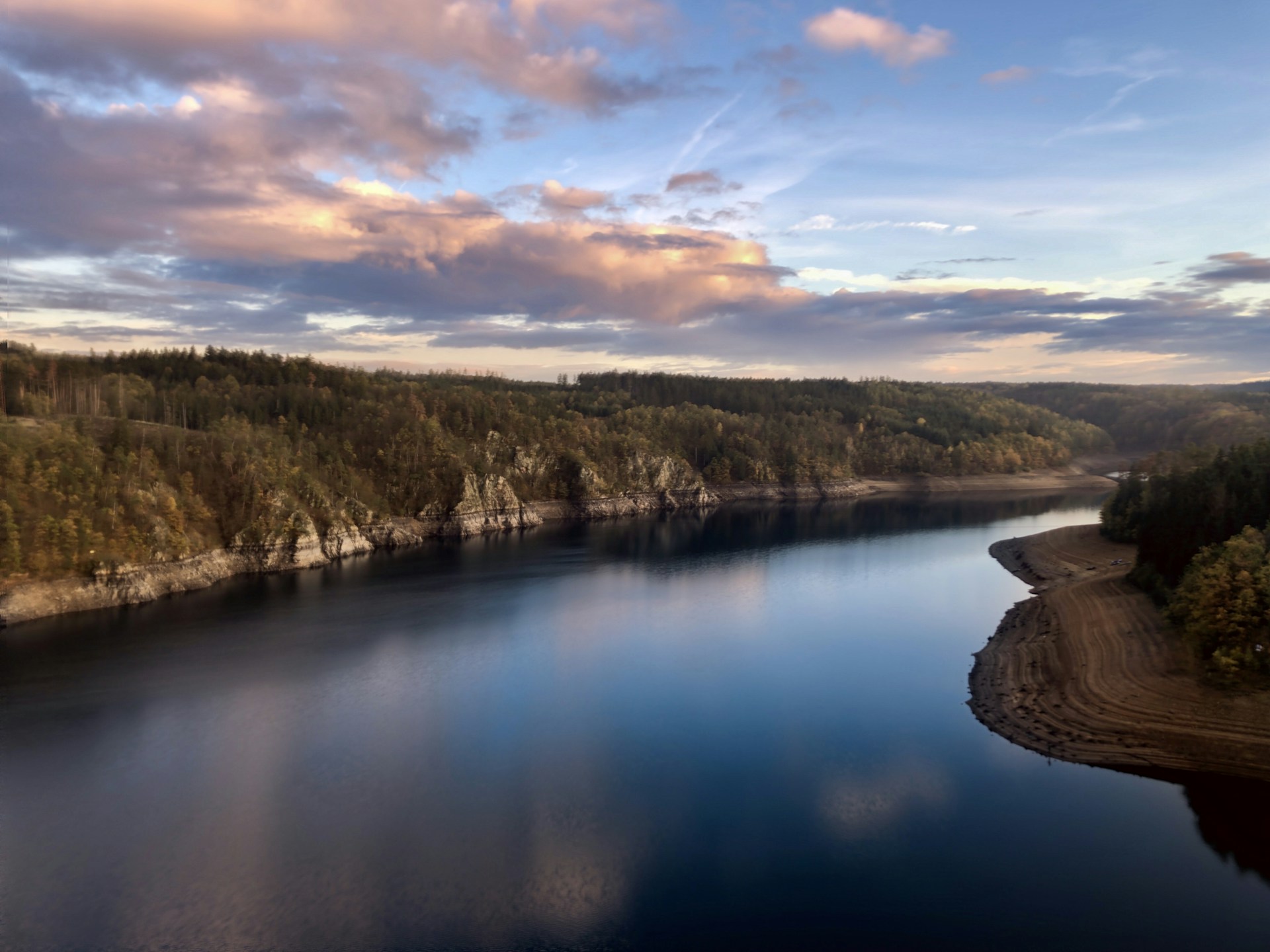 gray computer monitor