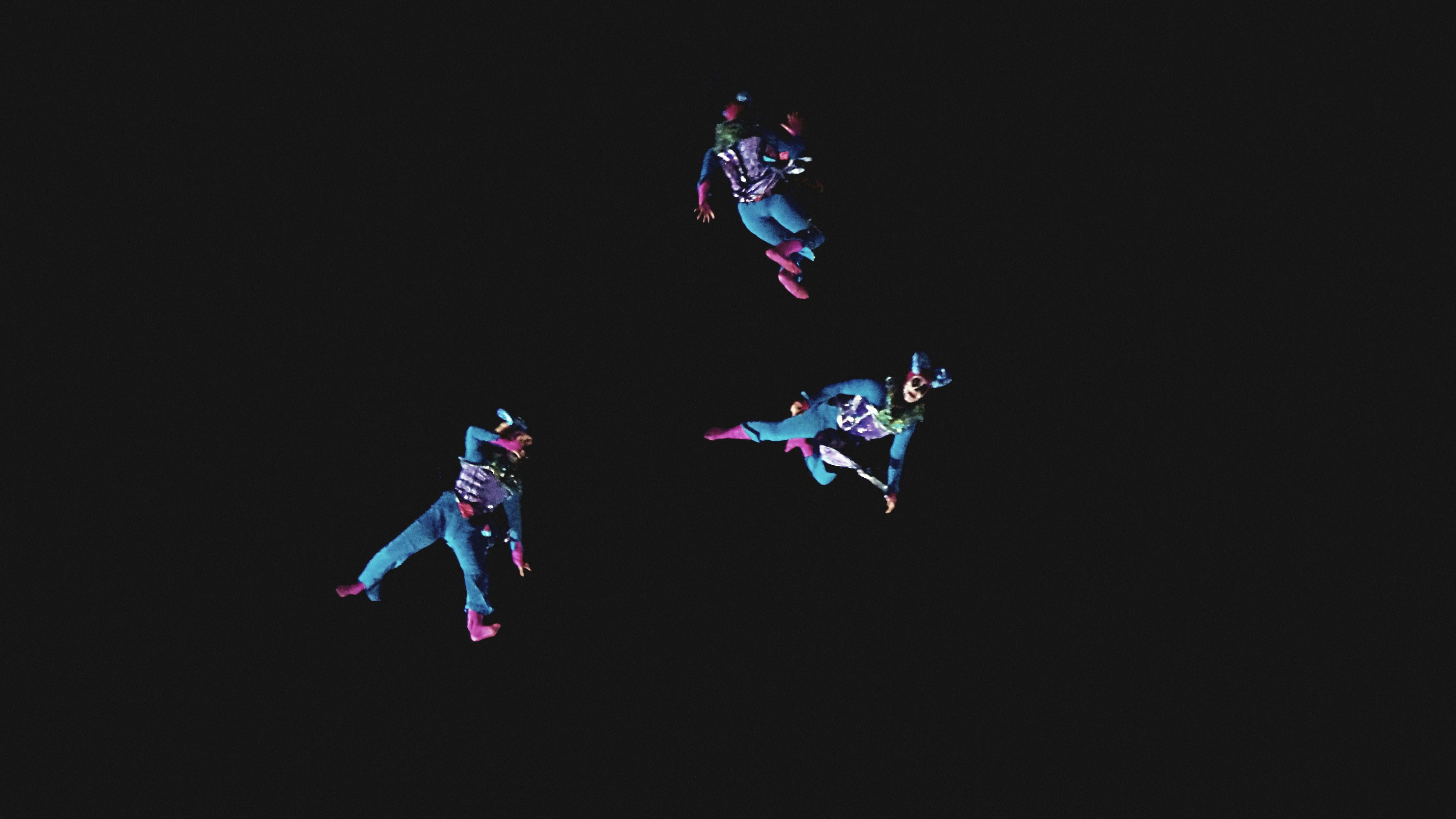 três pessoas em ternos azuis