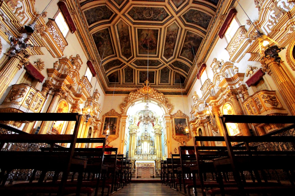 Interior de la iglesia de oro