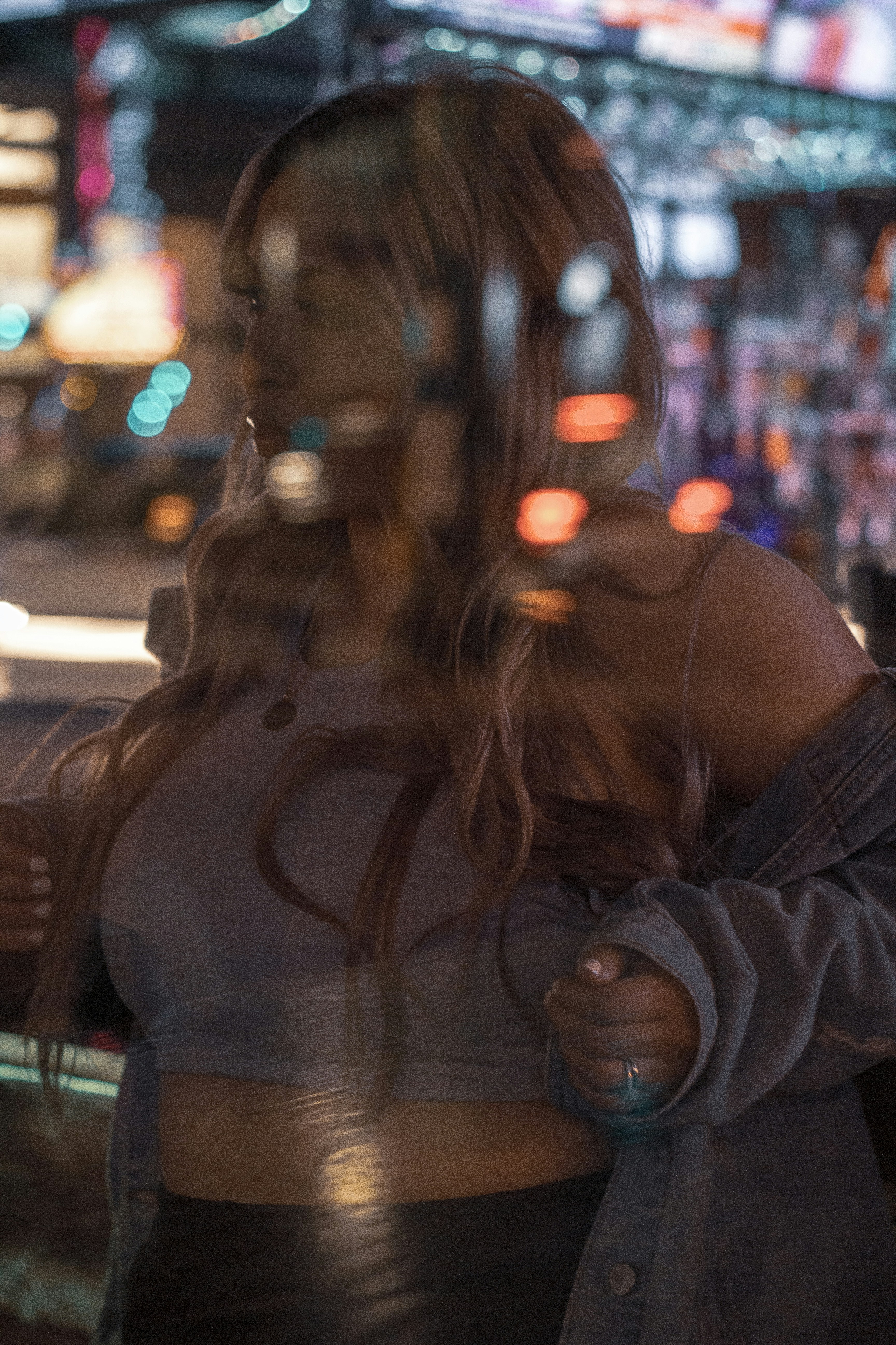 グレーのジャケットとクロップトップの女性の写真 Unsplashで見つける人の無料写真