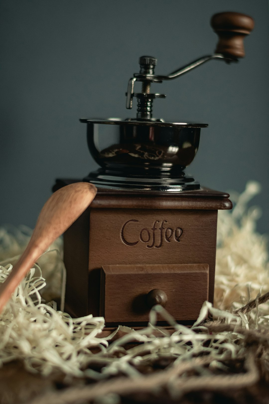 brown and silver coffee grinder