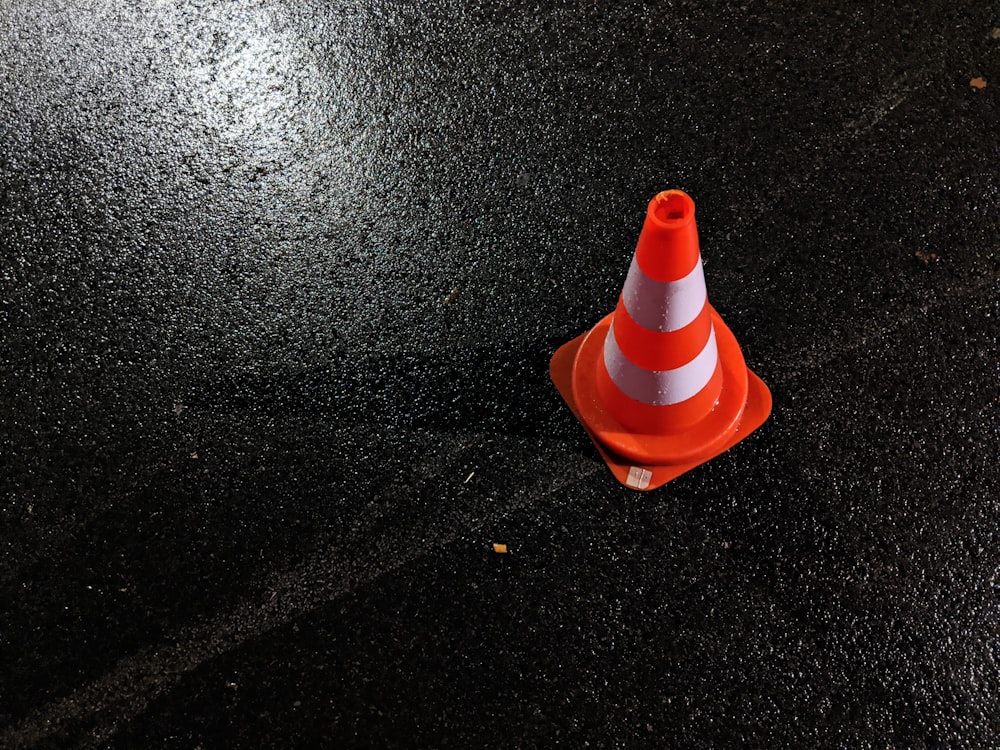 cone de tráfego laranja e branco