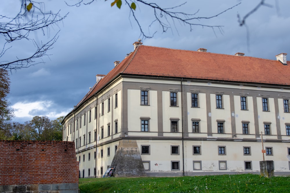 Bâtiment rouge et blanc