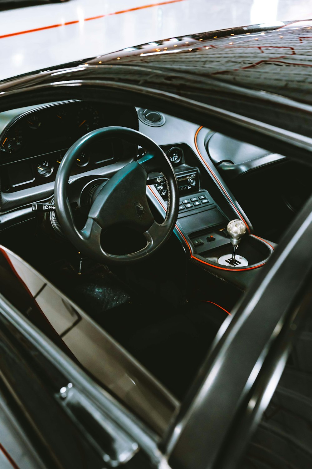 Foto mit flachem Fokus der schwarzen Autokonsole