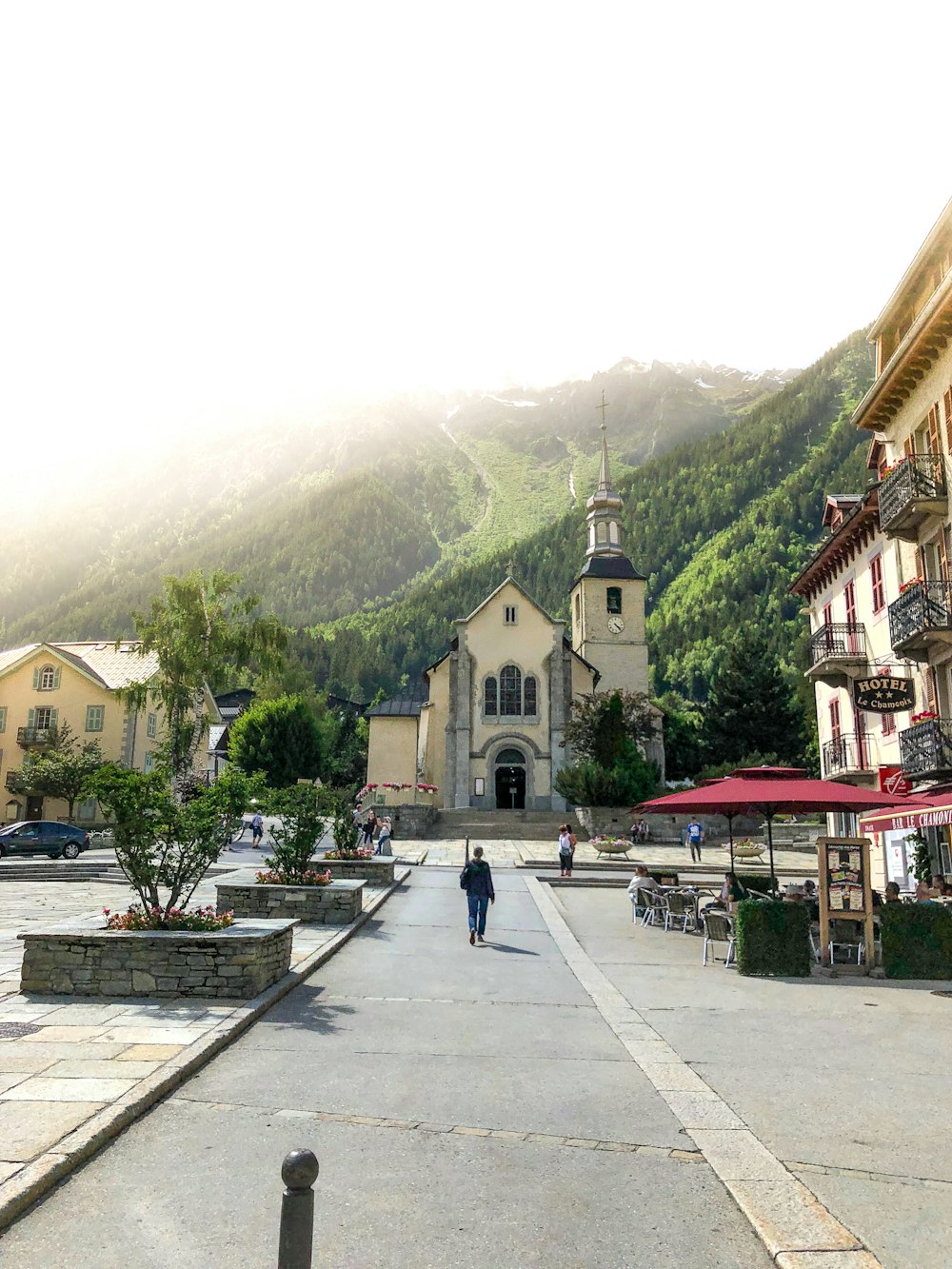 낮에는 Eglise Saint-Michel de Chamonix-Mont-Blanc 근처를 걷는 사람이 거의 없습니다.