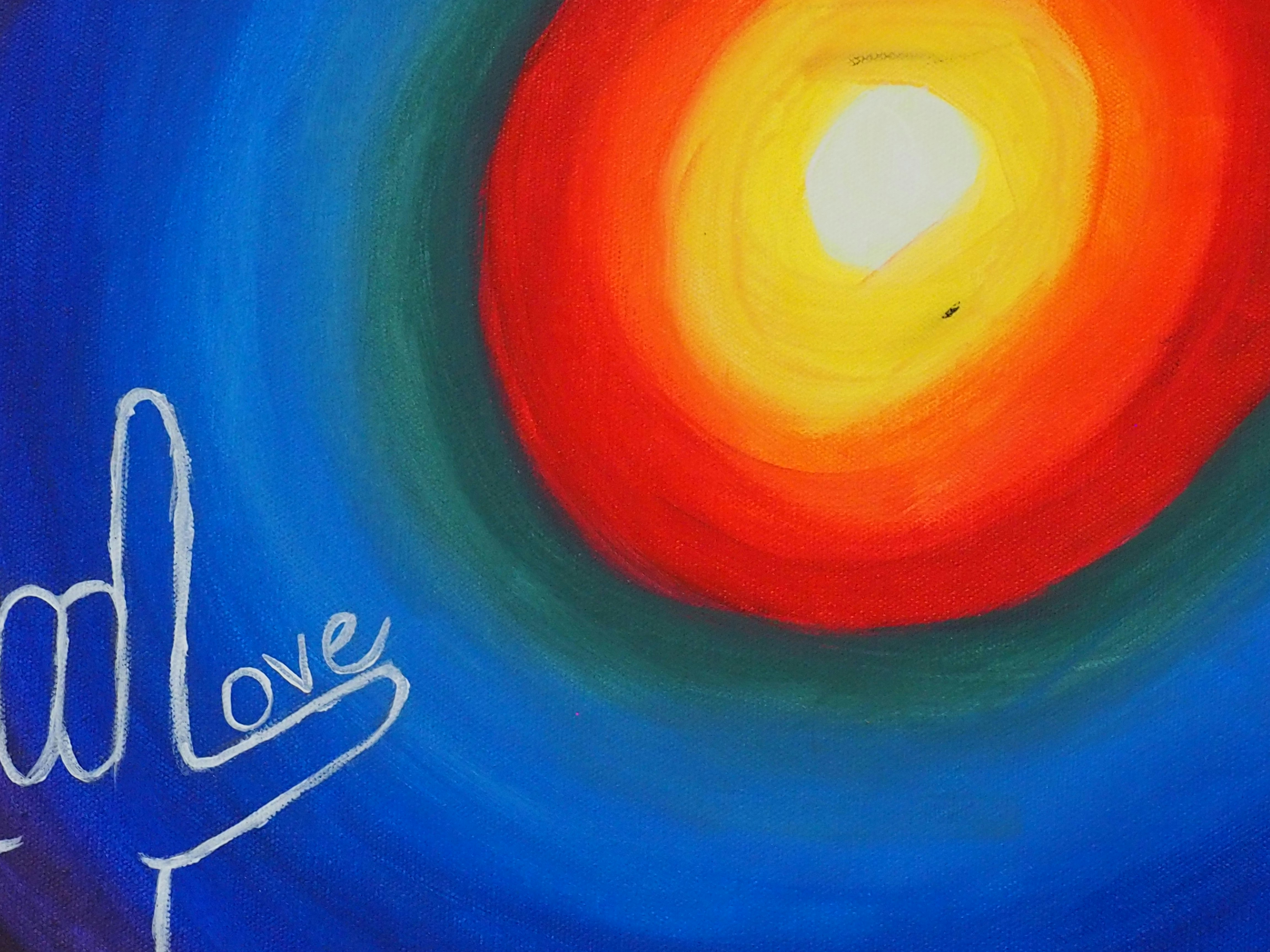 Elini kalbinin üzerine koyup gözlerini kapatarak iç sesini dinleyen huzurlu bir kişi, ruhun derinliğini ve kalp atışını simgeleyen spiritüel bir atmosfer.