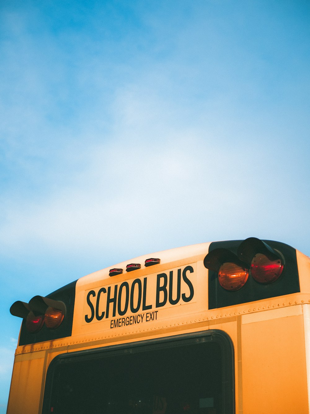 Ônibus escolar amarelo e preto