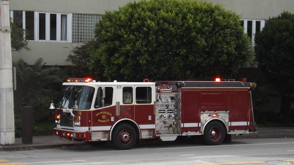 caminhão de bombeiros vermelho e branco