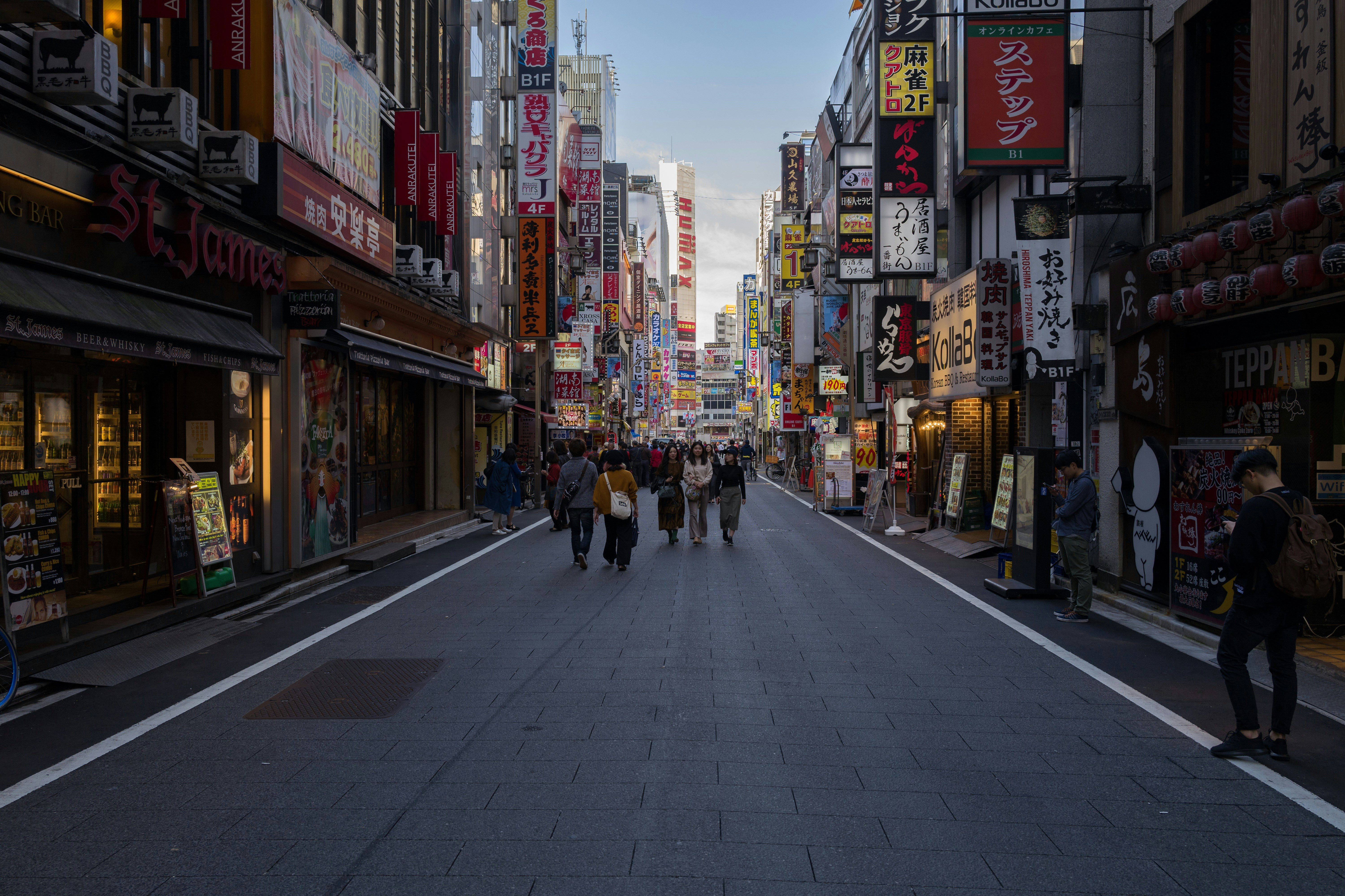 Leica Q (Typ 116) sample photo. Crowd walling on road photography