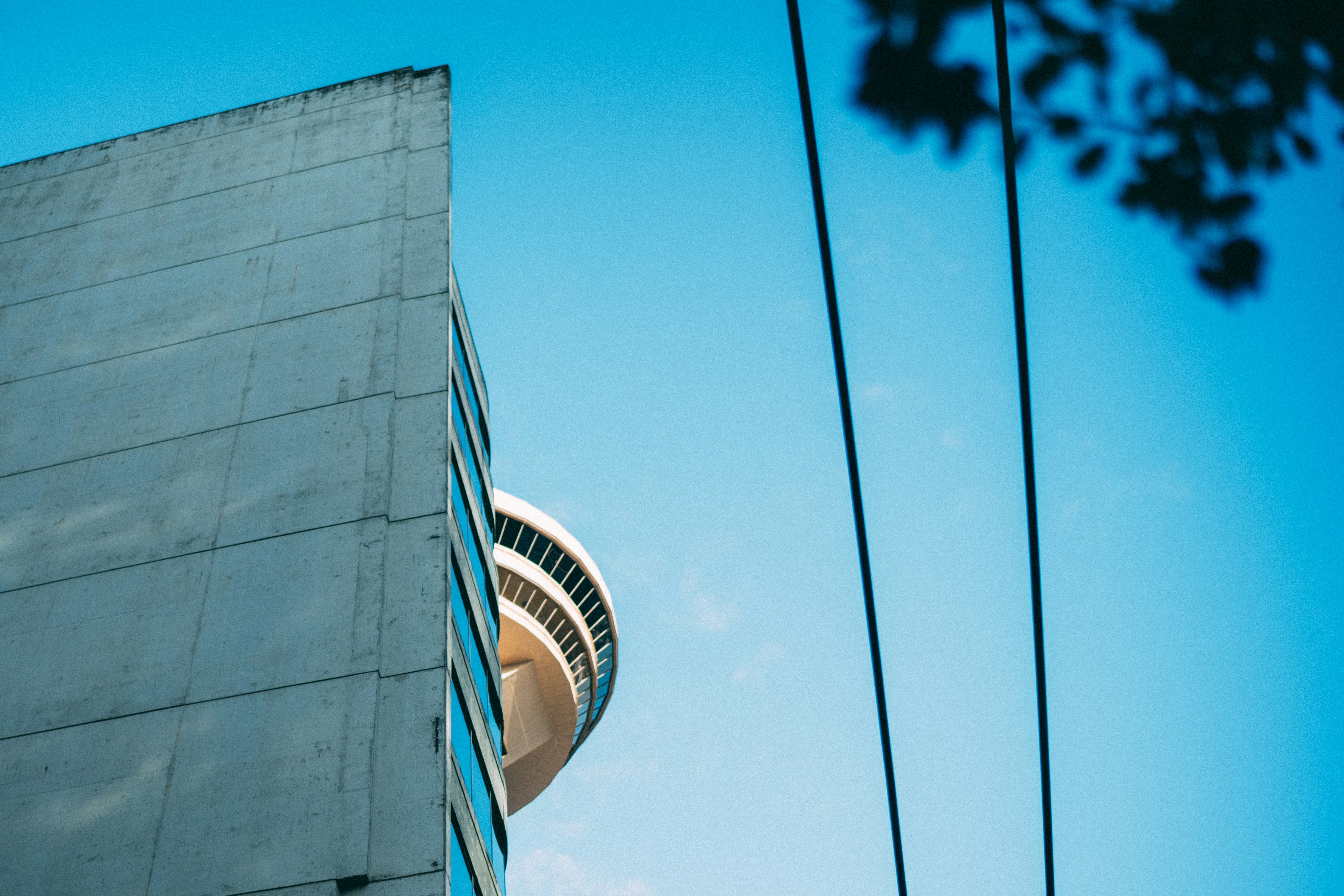 gray high-rise building