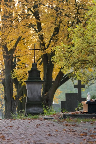 A serene outdoor memorial garden at Funérarium Malpeyre in Piegut Pluviers during autumn.