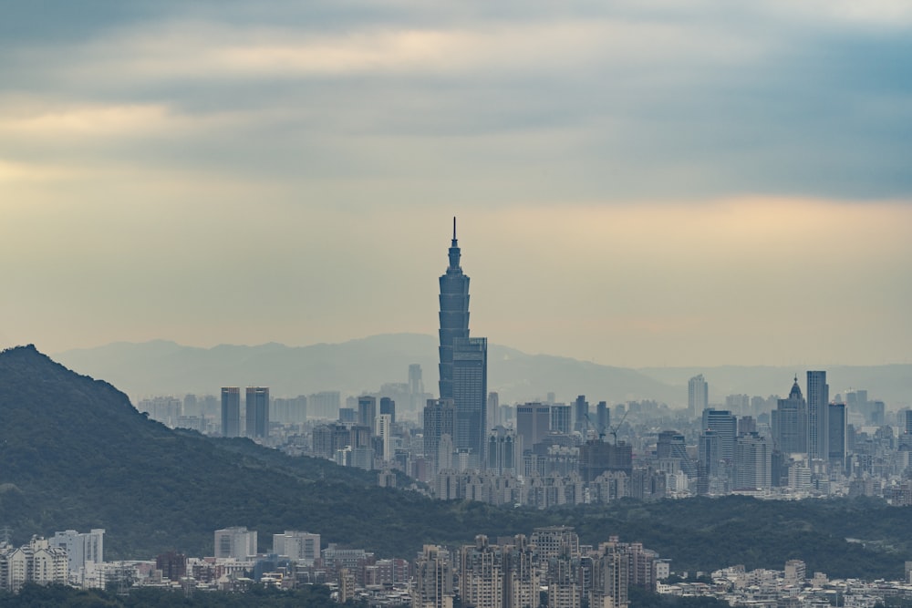 fotografia aerea di uno skyline urbano di una città durante il giorno