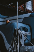 Team at sf guinchos e reboque attaching chains to a broken-down truck.