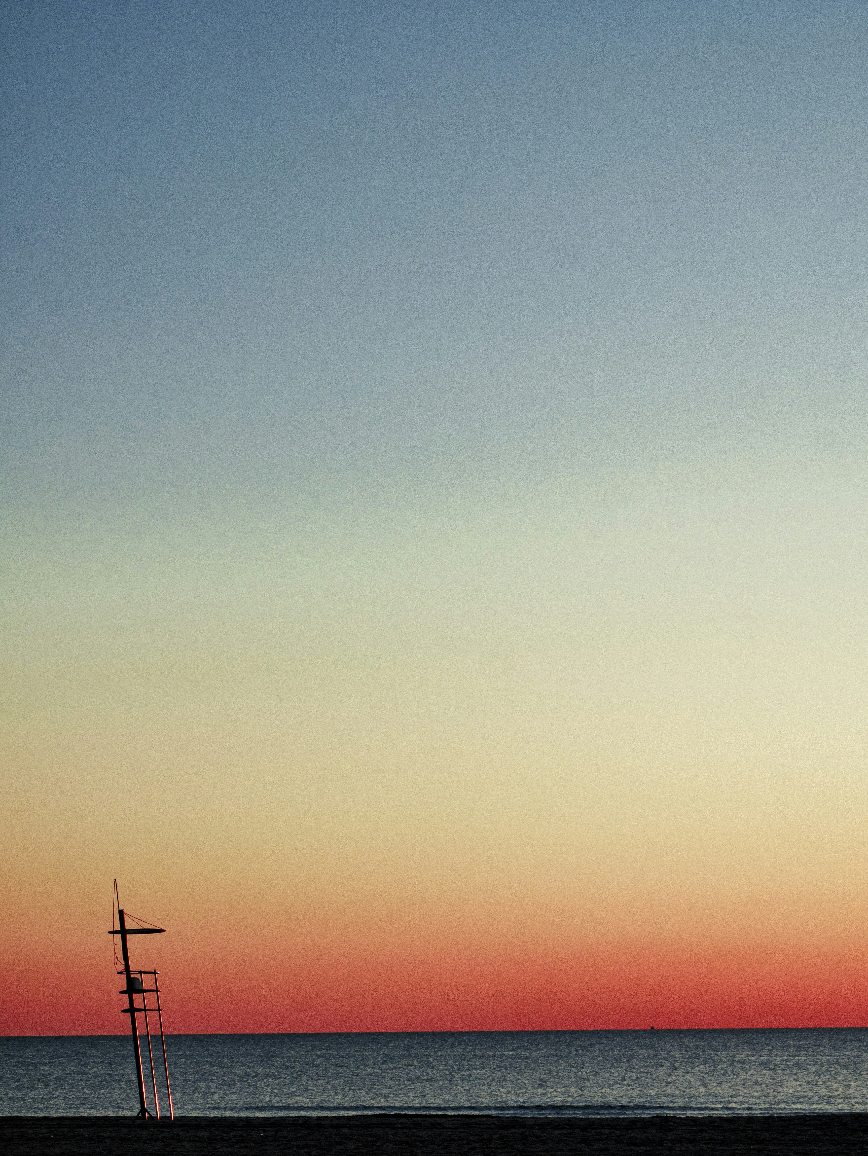 Un avión volando sobre el océano al atardecer