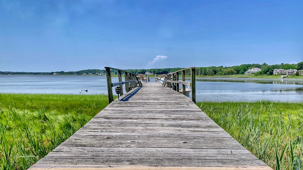 muelle de madera en el lago