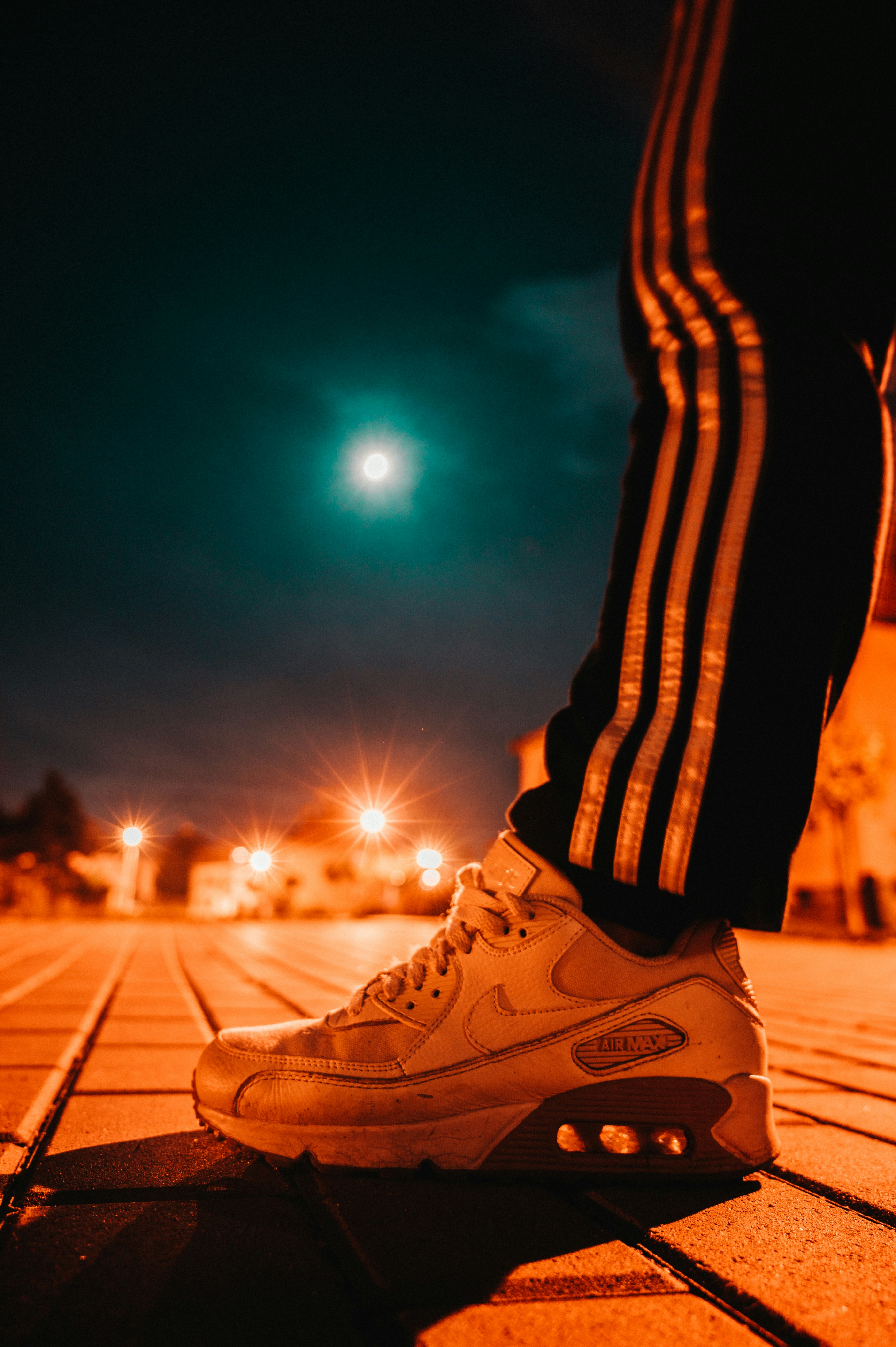 ペアになっていない白いナイキ エアマックス シューズの写真 Unsplashで見つけるスニーカーの無料写真