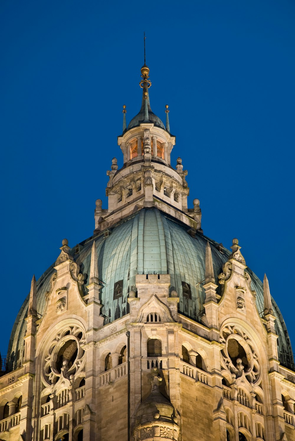 foto de foco raso do edifício cinza