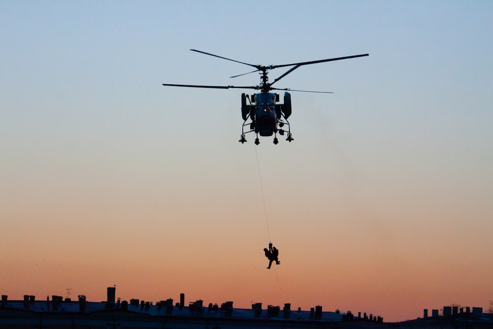 Silhouettenfotografie des Helikopters