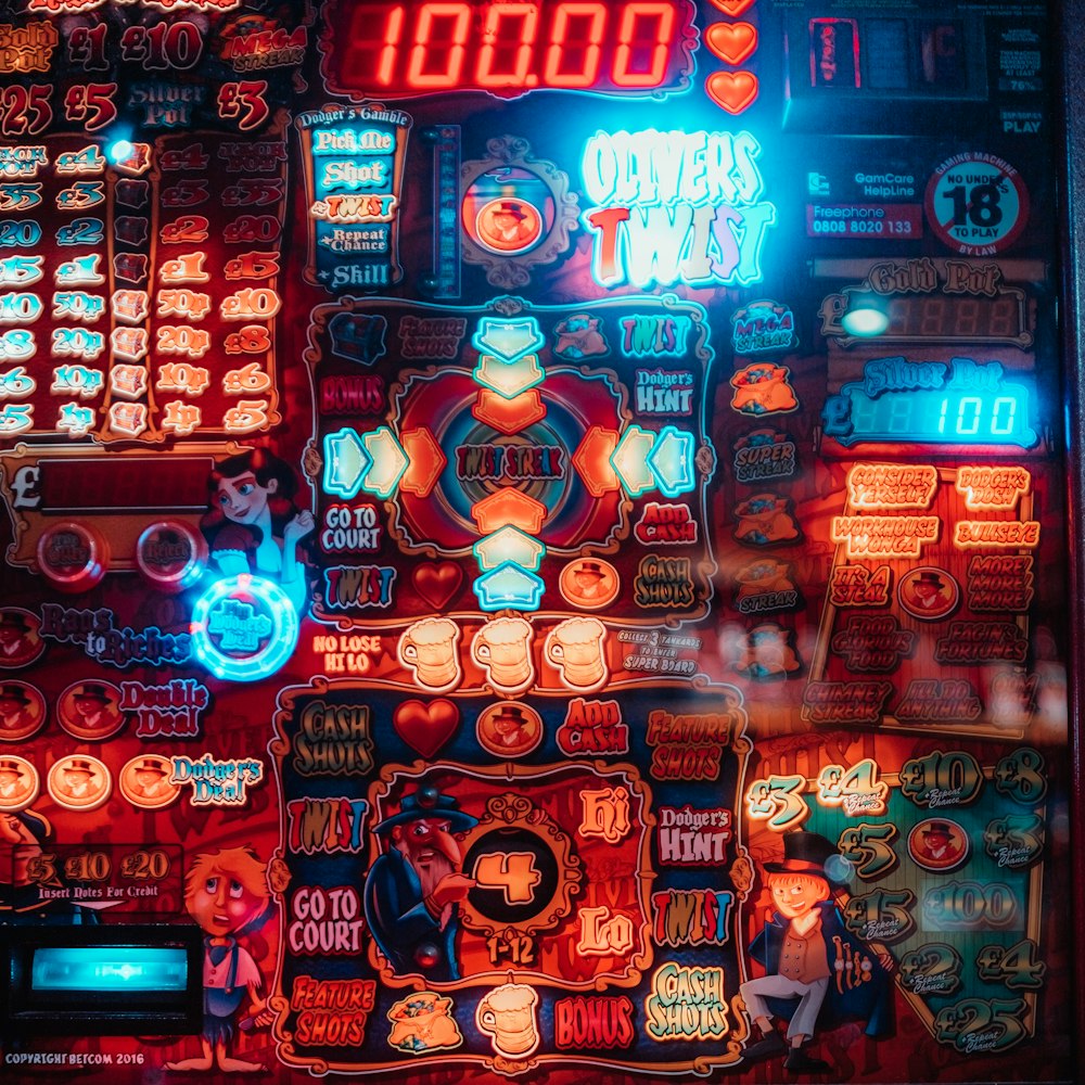 Eine Nahaufnahme eines Casino-Automaten mit Neonlichtern