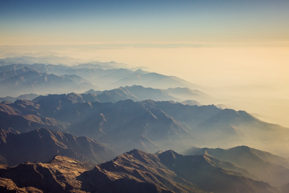 montagnes avec brouillard