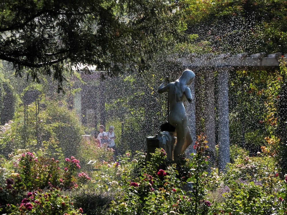 estatua de mujer desnuda