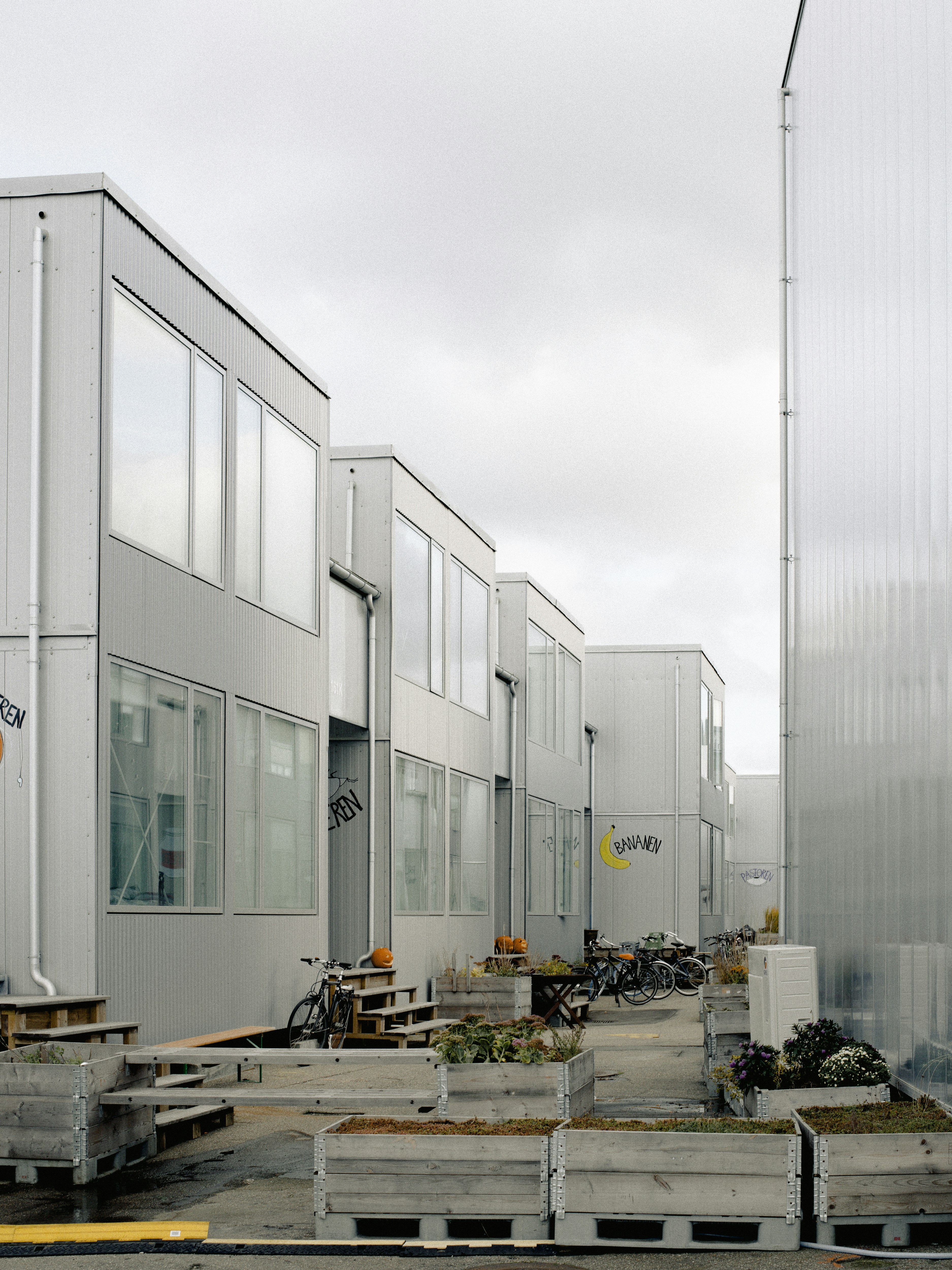 Rij moderne modulaire woningen in projectmatige setting, uniforme architectuur