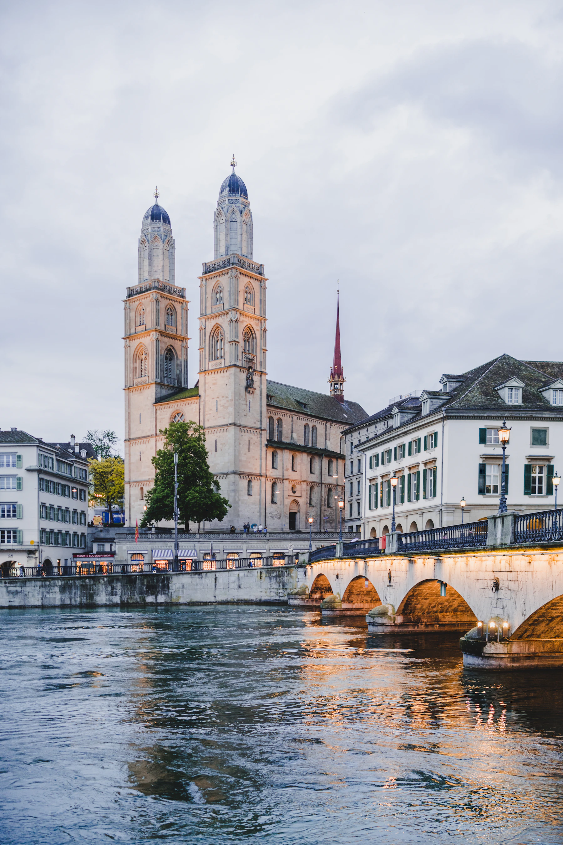 Zürich sotto un cielo luminoso