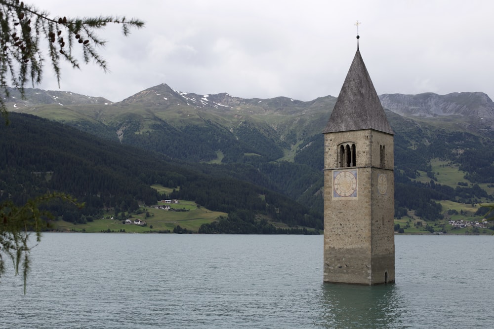 Torre marrón rodeada de agua