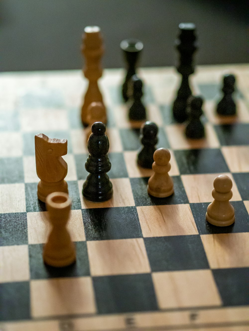茶色と黒のチェスゲームセット