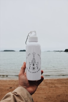 A sturdy glass water bottle with Béarn mountain motifs
