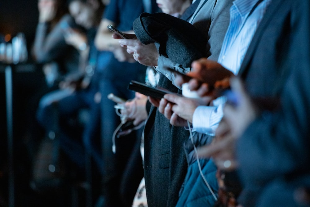 personnes utilisant le téléphone en position debout