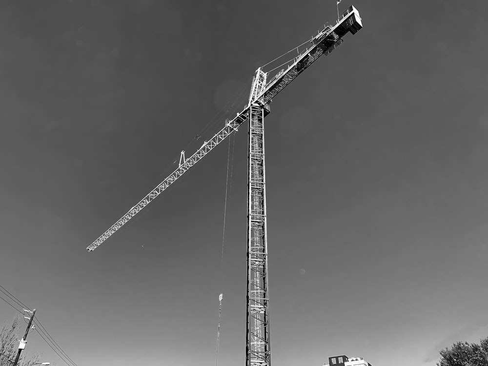 Fotografía de ángulo bajo de una grúa torre durante el día